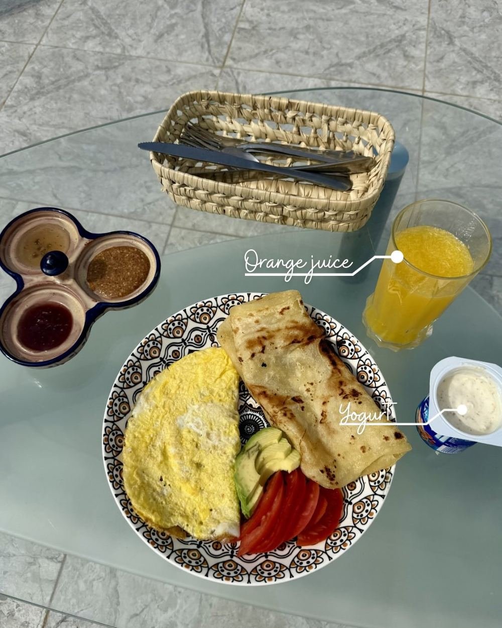 Petit-déjeuner marocain : msemen, omelette, fruits et jus d'orange